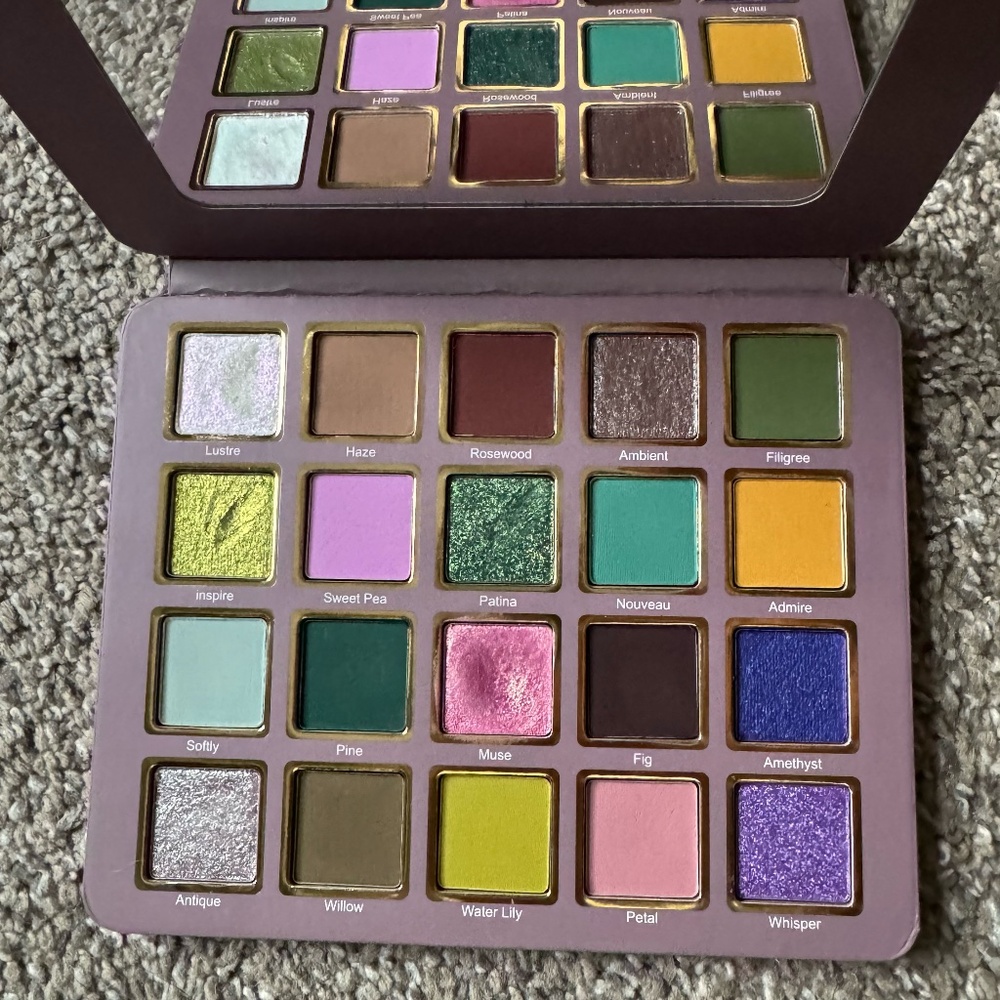 Cosmic Brushes "Muse" eyeshadow palette